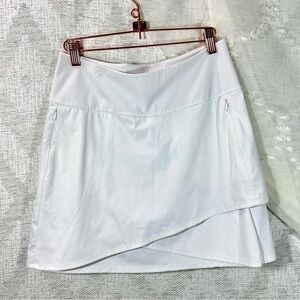 Kinona white wrap it up golf skirt size S